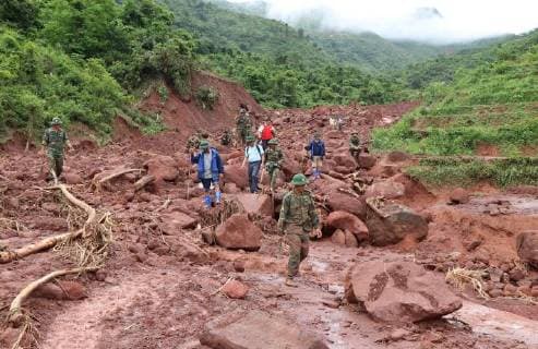 IMAGO Nature: Unsere Erde, Umweltprobleme, Bodenerosion Bilder des Tages (180628) -- LAI CHAU, June 28, 2018 -- Rescuers clear ruins after a landslide in Vietnam s northern Lai Chau province, on June 27, 2018. Floods and landslides triggered by downpour over the weekend in Vietnam s northern mountainous provinces have killed 22 people and left nine others missing, the country s Central Steering Committee for Natural Disaster Prevention and Control said. ) (zcc) VIETNAM-LAI CHAU-FLOOD-LANDSLIDE-AFTERMATH VNA 
