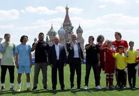 MOSCOW, RUSSIA - JUNE 28, 2018: Spanish football player Iker Casillas, 2018 FIFA World Cup Ambassador Alexei Smertin, Brazilian football player Ronaldo Luiz, Russia s President Vladimir Putin, FIFA President Gianni Infantino, German football player Lothar Matthaus, Spanish football player Carles Puyol, and Russian football player Dmitry Bulykin (from L), and young football players visit the 2018 FIFA World Cup Football Park in Red Square. Mikhail Metzel TASS TS086D72