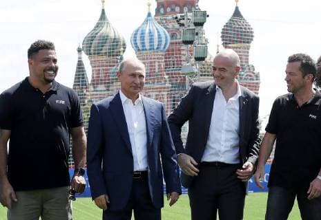 MOSCOW, RUSSIA - JUNE 28, 2018: Brazilian football player Ronaldo Luiz, Russia s President Vladimir Putin, FIFA President Gianni Infantino, and German football player Lothar Matthaus (L-R) visit the 2018 FIFA World Cup Football Park in Red Square. Mikhail Metzel TASS  TS086D6E