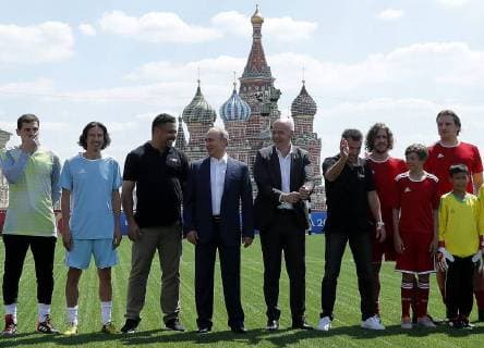 MOSCOW, RUSSIA - JUNE 28, 2018: Spanish football player Iker Casillas, 2018 FIFA World Cup Ambassador Alexei Smertin, Brazilian football player Ronaldo Luiz, Russia s President Vladimir Putin, FIFA President Gianni Infantino, German football player Lothar Matthaus, Spanish football player Carles Puyol, and Russian football player Dmitry Bulykin (from L), and young football players visit the 2018 FIFA World Cup Football Park in Red Square. Mikhail Metzel TASS TS086D8E