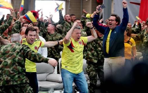 Colombian President Juan Manuel Santos (C) and his son Esteban Santos (L) jubilate the goal of Colombia s national soccer team, as they watch a live broadcast of the FIFA World Cup Russia 2018 groups phase match between Senegal and Colombia, at the Military Base of Tolemaida in the Tolima department, Colombia, 28 June 2018. Colombian President Juan Manuel Santos watches the match between Colombia and Senegal with military men !ACHTUNG: NUR REDAKTIONELLE NUTZUNG!  Copyright: xLeonardoxMunozx TOL02 20180628-636658086781105325