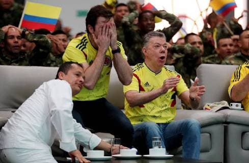 Colombian President Juan Manuel Santos (R) and his son Esteban Santos (C) watch a live broadcast of the FIFA World Cup Russia 2018 groups phase match between Senegal and Colombia, at the Military Base of Tolemaida in the Tolima department, Colombia, 28 June 2018. Colombian President Juan Manuel Santos watches the match between Colombia and Senegal with military men !ACHTUNG: NUR REDAKTIONELLE NUTZUNG!  Copyright: xLeonardoxMunozx TOL03 20180628-636658121544976654