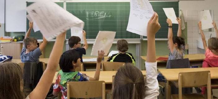 AUT, 2018-06-29: THEMENBILD FEATURE - SCHULSCHLUSS FEATURES IN EINER KLASSE ;