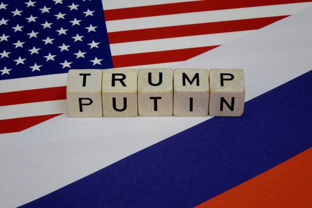 Fahnen der USA und Russland mit Trump und Putin Fahnen der USA und Russland mit Trump und Putin, 29.06.2018, Borkwalde, Brandenburg, Auf den Fahnen der USA und Russlands liegen Würfel mit den Namen von Trump und Putin. *** Flags of the USA and Russia with Trump and Putin Flags of the USA and Russia with Trump and Putin 29 06 2018 Borkwalde Brandenburg On the flags of the USA and Russia are cubes with the names of Trump and Putin