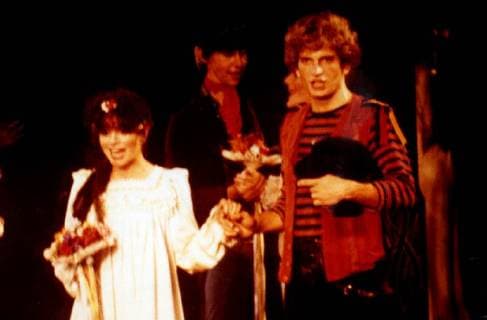 Linda Ronstadt pictured on stage with Rex Smith in the 1980 stage production of The Pirates of Penzance . Copyright: xNancyxBarrxBrandonx