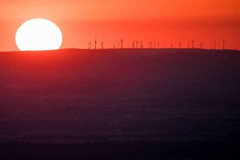 Sonnenuntergang hinter Windpark am Großen Feldberg Die Sonne geht am Abend des 29.06.2018 vom Großen Feldberg im Taunus aus gesehen hinter einem Windpark unter., Schmitten Deutschland