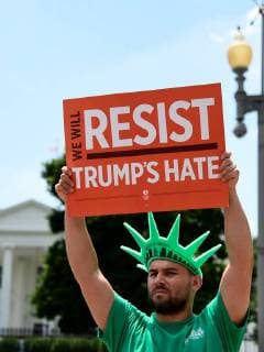 News-Bilder des Tages (180630) -- WASHINGTON, June 30, 2018 -- A man holds a placard during a protest against the Trump administration s immigration policy near the White House in Washington D.C., the United States, on June 30, 2018. Tens of thousands of Americans marched and rallied across the United States to protest the Trump administration s zero tolerance immigration policy resulting in over 2,000 children separated from their families who crossed the border illegally. ) U.S.-WASHINGTON D.C.-IMMIGRATION POLICY-PROTEST YangxChenglin 