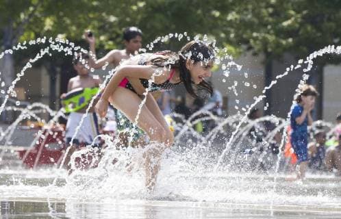 (180701) -- TORONTO, July 1, 2018 -- A girl cools off at a wading pool in Toronto, Canada, on June 30, 2018. Toronto issued a heat warning on Saturday as the temperature hit 35 degrees Celsius. ) (yy) CANADA-TORONTO-HEAT WARNING ZouxZheng 