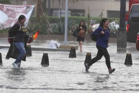 June 30, 2018 - EUM20180630NAC05.JPG.CIUDAD DE MEXICO, Rains Lluvias-CDMX.- Aspecto de la lluvia que se registro este sabado 30 de junio de 2018, en la zona centro de la Ciudad de Mexico. Autoridades capitalinas informaron que las precipitaciones fuertes se registraron en al menos dos delegaciones. Foto: Agencia EL UNIVERSAL Berenice Fregoso MAR.  - ZUMAu78_ 20180630_zaf_u78_062 Copyright: xIrvinxOlivaresx