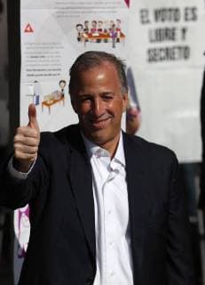 News Bilder des Tages Official presidential candidate of the Institutional Revolutionary Party (PRI), Jose Antonio Meade (C), gives a thumbs up after casting his vote at a polling station, in Mexico City, Mexico, 01 July 2018. A total of 89 million Mexicans will elect 3,400 public officials, including the president of the country, 128 senators, 500 deputies, eight governors and the head of government of Mexico City. Elections Mexico 2018 !ACHTUNG: NUR REDAKTIONELLE NUTZUNG! Copyright: xALEXxCRUZx MEX28 20180701-636660639575302012