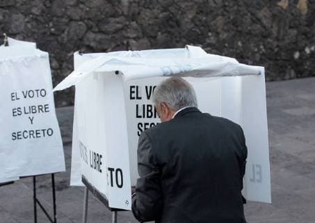 Leftist presidential candidate of the National Regeneration Movement (MORENA), Andres Manuel Lopez Obrador, casts his ballot for the presidential and legislative elections at a polling station in Mexico City, Mexico, 01 July 2018. A total of 89 million Mexicans will elect 3,400 public officials, including the president of the country, 128 senators, 500 deputies, eight governors and the head of government of Mexico City. Elections Mexico 2018 !ACHTUNG: NUR REDAKTIONELLE NUTZUNG!  Copyright: xMARIOxGUZMANx MEX13 20180701-636660640223744008