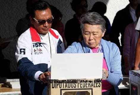 Voters cast their votes at a polling station in Mexico City, Mexico, during elections 01 July 2018. Mexicans are called to vote in presidential and legislative elections to choose 3,400 public servants including the president of the country, 128 senators, 500 deputies, eight governors and Mexico City s mayor. Elections in Mexico !ACHTUNG: NUR REDAKTIONELLE NUTZUNG!  Copyright: xAlexxCruzx CMX04 20180701-636660653267977620