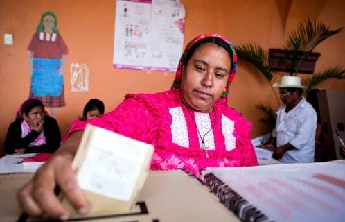A woman casts her vote at a polling station in Oaxaca, Mexico, during elections 01 July 2018. Mexicans are called to vote in presidential and legislative elections to choose 3,400 public servants including the president of the country, 128 senators, 500 deputies, eight governors and Mexico City s mayor. Elections in Mexico !ACHTUNG: NUR REDAKTIONELLE NUTZUNG!  Copyright: xMarioxArturoxMartinezx OXC08 20180701-636660676917602895