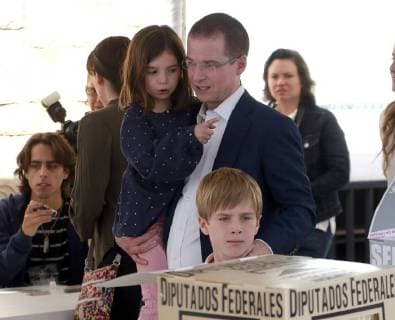 Right-wing presidential candidate Ricardo Anaya (C) votes accompained by his children, in Queretaro, Mexico, 01 July 2018. The 89 million Mexicans who are on the electoral roll will elect 3,400 public officials, including the president of the country, 128 senators, 500 deputies, eight governors and the head of government of Mexico City. General Elections Mexico 2018 !ACHTUNG: NUR REDAKTIONELLE NUTZUNG!  Copyright: xEnriquexContlax CMX04 20180701-636660714958792049