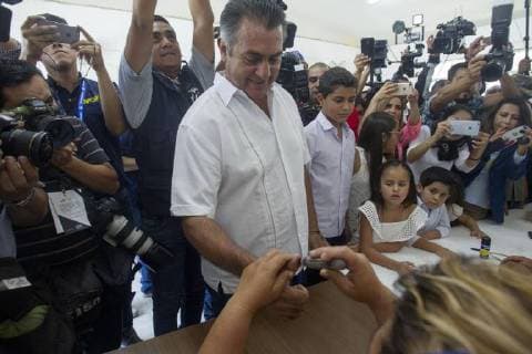 The independent candidate Jaime Rodriguez Calderon, known as El Bronco , votes accompanied by his family in the municipality of Garza Garcia, in Monterrey, Mexico, 01 July 2018. The 89 million Mexicans who are on the electoral roll will elect 3,400 public officials, including the president of the country, 128 senators, 500 deputies, eight governors and the head of government of Mexico City. General Elections Mexico 2018 !ACHTUNG: NUR REDAKTIONELLE NUTZUNG! Copyright: xSTRx CMX01 20180701-636660749706184181