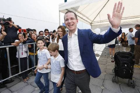 Right-wing presidential candidate Ricardo Anaya walks along with his family after voting in Queretaro, Mexico, 01 July 2018. The 89 million Mexicans who are on the electoral roll will elect 3,400 public officials, including the president of the country, 128 senators, 500 deputies, eight governors and the head of government of Mexico City. General Elections Mexico 2018 !ACHTUNG: NUR REDAKTIONELLE NUTZUNG!  Copyright: xEnriquexContlax CMX01 20180701-636660758462829245