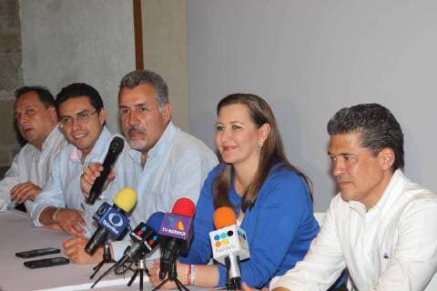 Mexiko, Martha Erika Alonso und Rafael Moreno Valle sterben bei Helikopter-Absturz July 1, 2018 - EUM20180701POL147.JPG.PUEBLA, Pue., Elections Elecciones-2018.- 1 de julio de 2018. La candidata a la gubernatura de Puebla de la coalicion Por Puebla al Frente, Martha Erika Alonso, da conferencia de prensa, anunciando que de acuerdo a sus conteos, es ganadora de la contienda. Foto: Agencia EL UNIVERSAL MAR.  - ZUMAu78_ 20180701_zaf_u78_192 Copyright: xOmarxContrerasx