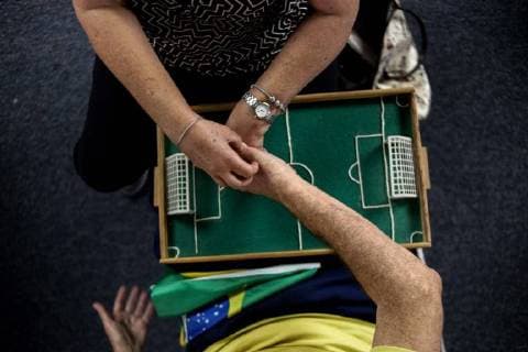 Sao Paulo, Blinden wir das Geschehen bei der Fußball WM vermittelt July 2, 2018 - Sao Paulo, Brazil - a group of visually impaired and also hearing, receive support from interpreters to follow the game between Brazil and Mexico of the FIFA World Cup 2018 in a support center in Sao Paulo Sao Paulo Brazil - ZUMAo70_ 20180702_zap_o70_002 Copyright: xDarioxOliveirax