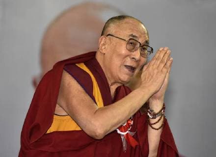 Entertainment Themen der Woche KW26 News-Bilder des Tages NEW DELHI, INDIA - JULY 2: His Holiness Dalai Lama arrives for the inauguration of Happiness Curriculum of the Delhi government at Thyagraj Sports Complex on July 2, 2018 in New Delhi, India. The curriculum, with a focus on meditation and mental exercise, is designed with the aim to make students not only good humans who will spread happiness but also relaxed professionals who will not indulge in corruption. (Photo by Sonu Mehta Hindustan Times) Tibetan Spiritual Leader Dalai Lama And Delhi Chief Minister Arvind Kejriwal Launch Happiness Curriculum For Delhi Government Schools