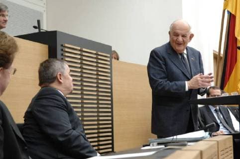 Im Landtag des Saarlandes in Saarbrücken finden am Mittwoch (24.10.2007) Feierlichkeiten anlässlich 60 Jahre konstituierende Sitzung statt. Dazu halten Publizist Prof. Dr. Alfred Grosser und Landtagspräsident Hans Ley (CDU) einen Festvortrag. Hier im Bild (v. l.): Prof. Dr. Alfred Grosser bei seinem Vortrag, in dem er Ministerpräsidnet Peter Müller (CDU) kritisiert. *** In the state parliament of the Saarland in Saarbrücken on Wednesday 24 10 2007 festivities on the occasion of 60 years constituent meeting held To publicist Prof Dr Alfred Grosser and President Hans Ley CDU hold a festive speech Here in the picture vl Prof Dr Alfred Grosser in his presentation in which he Ministerpräsident Peter Peter Müller CDU criticized