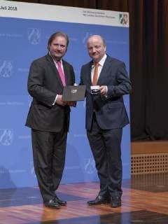 Ministerpräsident Armin Laschet ehrt stellvertretent durch seinen Finanzminister Lutz Lienenkämper Bürger und Bürgerinnen die für Ihre außerordentlichen Leistungen für die Allgemeinheit erbracht haben im Museum Kunstpalast in Düsseldorf. Folgende Personen wurden mit dem Verdienstorden geehrt. Ulrich Banken, Josef Bellerich, Bundesminister a.D. Jochen Borchert, Prof. Dr. Hermann Bühlenbecker, Luise Carxon, Prof. Anthony Cragg, Freiherr Hubertus von Fürstenberg, Horst Dieter Gölzenleuchter, Prof. Dr. Andrej Gorak, Dr. Jürgen Benedikt Hüffler, Walter Koperber, Staatsminister a.D. Wolfram Kuschke, Theo Kutsch, Staatsminister a.D. Roswitha Müller Piepenkötter, Klaus Pavel, Bundesministerin a.D. UZlla Schmidt , Dr. h.c. Fritz Schramma, Bundesministerin a.D. Dr. Irmgard Schwaetzer. Düsseldorf Museum Kunstpalast Düsseldorf NRW De