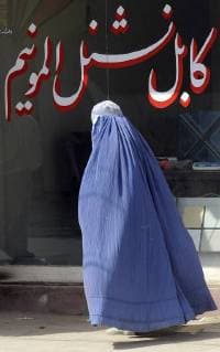 20090601 - KABUL, AFGHANISTAN : A woman wearing a burqa is walking in Kabul streets, Afghanistan, Monday 01 June 2009. Belgium will send an additional 150 troops to Afghanistan, bringing the total number of Belgian contingent in the Asian country to 650. BENOITxDOPPAGNE  x14038885x