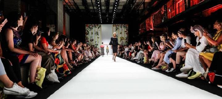 Entertainment Themen der Woche KW26 Entertainment-Bilder des Tages July 3, 2018 - Berlin, Germany - A model presents a Spring Summer 2019 Tutti Frutti - Lena Hoschek collection during the first day of MBFW Berlin Fashion Weak in the ewerk showspace in Berlin, Germany on July 3, 2018. Berlin Germany  - ZUMAn230 20180703_zaa_n230_572 Copyright: xDominikaxZarzyckax