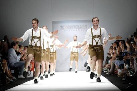 Entertainment Themen der Woche KW26 Entertainment Bilder des Tages Schuhplattler bei der Sportalm Kitzbühel Fashion Show im Rahmen der MBFW auf der Fashion Week Berlin Spring Summer 2019 im E-Werk. Berlin, 04.07.2018 *** Schuhplattler at the Sportalm Kitzbühel Fashion Show as part of the MBFW at the Fashion Week Berlin Spring Summer 2019 at E Werk Berlin 04 07 2018 Foto:xS.xGabschx xFuturexImage