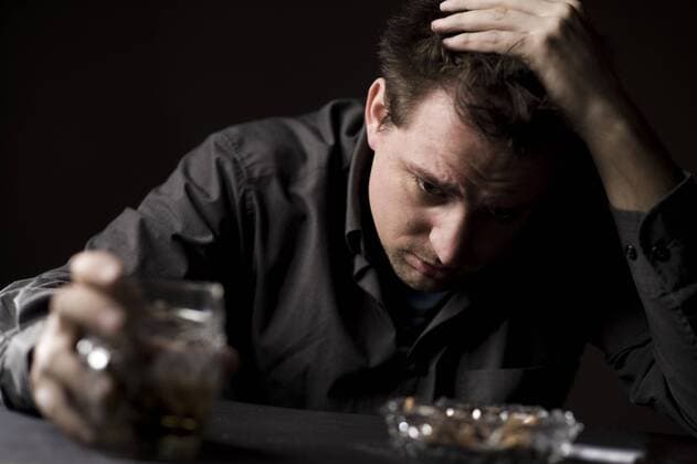 Frustrierter Mann beim Biertrinken mit Aschenbecher frustrated man drinks beer BLWS485769 Copyright: xblickwinkel McPHOTO M.xBegsteigerx