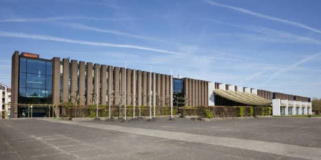 Architektur von Arne Jacobsen Rathausplatz, Castrop-Rauxel, Ruhrgebiet, Nordrhein-Westfalen, Deutschland, Europa *** Rathausplatz Castrop Rauxel Ruhrgebiet North Rhine Westphalia Germany Europe Copyright: imageBROKER/WilfriedxWirth ibldwh04708653.jpg
