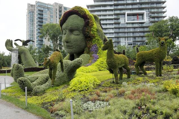 Pflanzenskulptur Mutter Erde mit modernen Gebäuden dahinter, Ausstellung Mosaicanada, Gatineau, Provinz Quebec, Kanada, Nordamerika Copyright: imageBROKER/GuentherxSchwermer iblgsc04661923.jpg