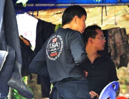 (180705) -- CHIANG RAI, July 5, 2018 -- Photo taken on July 5, 2018 shows Chinese rescue team members preparing to dive into a cave in Chiang Rai, Thailand. With more rain coming, Thai rescuers are racing against time to pump out water from a flooded cave before they can rescue 12 boys and their soccer coach with minimum risk, officials said Thursday. Sageamsak) (jmmn) THAILAND-CHIANG RAI-FOOTBALLERS-RESCUE-CHINA Rachen 