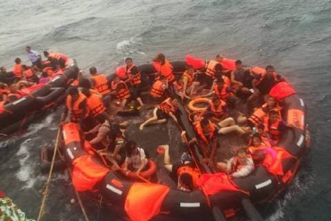 News Themen der Woche News Bilder des Tages (180706) -- PHUKET, July 6, 2018 () -- Rescued tourists are seen on life rafts near the island of Phuket, Thailand, July 5, 2018. Until 8:30 p.m. local time (1330 GMT) Thursday, the majority of 133 passengers on two boats overturned by rough seas in southern Thailand were saved, but the Thai authority cannot confirm all of them are saved now, said Chinese Consulate-General in Songkhla on Thursday.() (srb) THAILAND-PHUKET-ACCIDENT Xinhua 