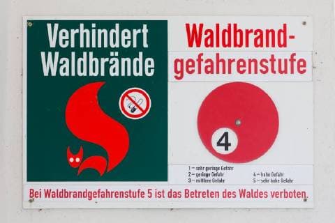Schild zur Waldbrandwarnstufe 4, Sachsen, Deutschland *** Shield to Forest Fire Warning Level 4 Saxony Germany