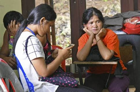 News Bilder des Tages Rescue efforts at cave complex in Thailand Relatives wait for the rescue of boys and their soccer coach trapped in a cave on the outskirts of Chiang Rai in northern Thailand on July 6, 2018. 