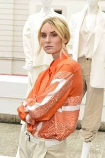 Kim Hnizdo bei der Gruppenausstellung des Kulturformats Der Berliner Salon auf der Fashion Week Berlin Spring Summer 2019 im Kronprinzenpalais. Berlin, 06.07.2018