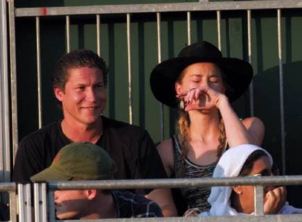 LONDON, ENGLAND - JULY 06: Amber Heard and new her beau 31 year old Vito Schnabel (Heidi Klum s ex Boyfriend)snuggle and stare at each other as they attend day five of the Wimbledon Tennis Championships at the All England Lawn Tennis and Croquet Club on July 6, 2018 in London, England..People: Amber Heard, Vito Schnabel London England - ZUMAs214 20180706_zba_s214_093 Copyright: xSMGx