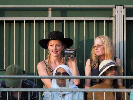 LONDON, ENGLAND - JULY 06: Amber Heard and new her beau 31 year old Vito Schnabel (Heidi Klum s ex Boyfriend)snuggle and stare at each other as they attend day five of the Wimbledon Tennis Championships at the All England Lawn Tennis and Croquet Club on July 6, 2018 in London, England..People: Amber Heard, Vito Schnabel London England - ZUMAs214 20180706_zba_s214_106 Copyright: xSMGx