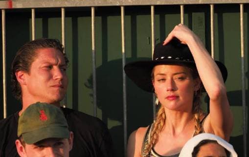 LONDON, ENGLAND - JULY 06: Amber Heard and new her beau 31 year old Vito Schnabel (Heidi Klum s ex Boyfriend)snuggle and stare at each other as they attend day five of the Wimbledon Tennis Championships at the All England Lawn Tennis and Croquet Club on July 6, 2018 in London, England..People: Amber Heard, Vito Schnabel London England - ZUMAs214 20180706_zba_s214_118 Copyright: xSMGx