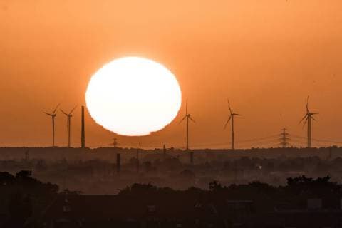 Die Sonne geht auf hinter Windraedern in Berlin, 07.07.2018. Berlin Deutschland *** The sun rises behind Windraedern in Berlin 07 07 2018 Berlin Germany Copyright: xFlorianxGaertner photothek.netx
