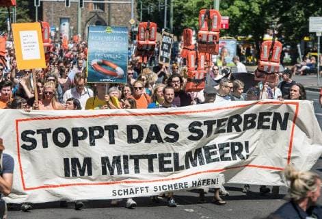 News Themen der Woche News Bilder des Tages Tausende Menschen demonstrierten am Samstag (07.07.2018) in Berlin fuer die Seenotrettung von Fluechtlingen im Mittelmeer (Foto). Unter dem Banner Stoppt das Sterben im Mittelmeer zogen nach Veranstalterangaben am Samstagnachmittag 12.000 Menschen vom Berliner Alexanderplatz zum Regierungsviertel in Berlin-Mitte. Die Polizei sprach mehreren tausend Teilnehmern. Zu den bundesweiten Protesten hatte ein Buendnis Seebruecke aus 13 Fluechtlingsinitiativen und zivilgesellschaftliche Gruppen aufgerufen. Weitere Demonstrationen gab es im Laufe des Samstags in Zwickau, Hannover, Bremen, Giessen, Leipzig, Hannover, Heidelberg und Frankfurt. (Siehe epd-Meldung vom 07.07.2018) Tausende demonstrieren in Berlin fuer Seenotrettung im Mittelmeer *** Thousands of people demonstrated Saturday 07 07 2018 in Berlin for the rescue of refugees in the Medit Copyright: epd-bild ChristianxDitsch EDITORIAL USE ONLY