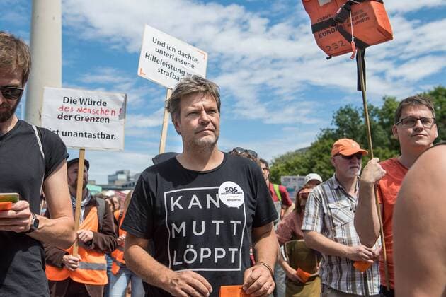 News Bilder des Tages Tausende Menschen demonstrierten am Samstag (07.07.2018) in Berlin fuer die Seenotrettung von Fluechtlingen im Mittelmeer (Foto: Robert Habeck, Bundesvorsitzender von Buendnis 90 Die Gruenen). Unter dem Banner Stoppt das Sterben im Mittelmeer zogen nach Veranstalterangaben am Samstagnachmittag 12.000 Menschen vom Berliner Alexanderplatz zum Regierungsviertel in Berlin-Mitte. Die Polizei sprach mehreren tausend Teilnehmern. Zu den bundesweiten Protesten hatte ein Buendnis Seebruecke aus 13 Fluechtlingsinitiativen und zivilgesellschaftliche Gruppen aufgerufen. Weitere Demonstrationen gab es im Laufe des Samstags in Zwickau, Hannover, Bremen, Giessen, Leipzig, Hannover, Heidelberg und Frankfurt. (Siehe epd-Meldung vom 07.07.2018) Tausende demonstrieren in Berlin fuer Seenotrettung im Mittelmeer *** Thousands of people demonstrated on Sa Copyright: epd-bild ChristianxDitsch EDITORIAL USE ONLY