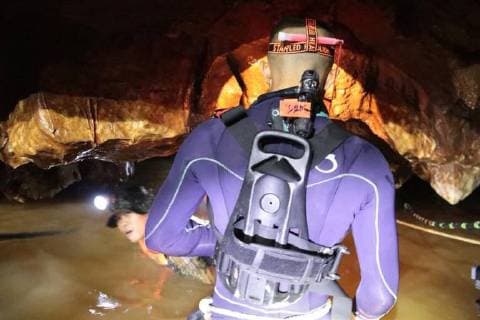 News Bilder des Tages Members of the Royal Thai Navy along with volunteers from England, the United States, Australia, and China, are pictured as they prepare to rescue 12 schoolboys, members of a local soccer team, and their coach, from the Tham Luang Cave network in Northern Thailand. Two British volunteer divers found the missing boys Monday after a nine-day search.  WAX2018070705 ROYALxTHAIxNAVY