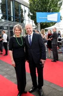 Die Ehrenpreisträgerin Birgit Gudjonsdottir und der WDR Intendant Tom Buhrow posiert am 07.07.2018 in Köln bei einem Fototermin zur Verleihung des 28. Deutschen Kamerapreis in Köln.