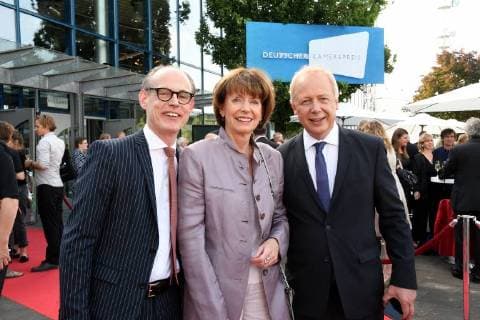 Christoph Augenstein, Geschäftsführer des DEUTSCHEN KAMERAPREIS, Henriette Reker, Kölner Oberbürgermeisterin, und Tom Buhrow, Intendant des WDR , l-r, posiert am 07.07.2018 in Köln bei einem Fototermin zur Verleihung des 28. Deutschen Kamerapreis in Köln.