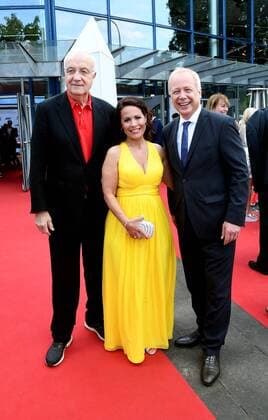 Fritz Pleitgen (l) und Tom Buhrow mit seiner Frau Sabine Stamer posiert am 07.07.2018 in Köln bei einem Fototermin zur Verleihung des 28. Deutschen Kamerapreis in Köln.