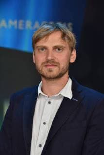 Preisträger Sergej Amirdzhanov, Kamera für Drei Engel für Russland - Glaube, Hoffnung, Liebe (Dokumentarfilm) posiert am 07.07.2018 in Köln bei einem Fototermin zur Verleihung des 28. Deutschen Kamerapreis in Köln.