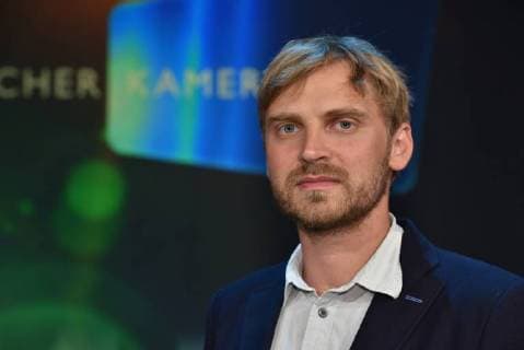Preisträger Sergej Amirdzhanov, Kamera für Drei Engel für Russland - Glaube, Hoffnung, Liebe (Dokumentarfilm) posiert am 07.07.2018 in Köln bei einem Fototermin zur Verleihung des 28. Deutschen Kamerapreis in Köln.