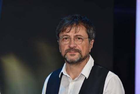 Preisträger Sorin Dragoi, Kamera für Todeszug in die Freiheit (Dokumentation) posiert am 07.07.2018 in Köln bei einem Fototermin zur Verleihung des 28. Deutschen Kamerapreis in Köln.