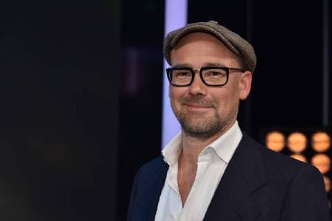 Preisträger Patrick Waldmann, Kamera für Metropolis - Budapest, zwischen Mut und Hoffnung (Journalistische Kurzformate) posiert am 07.07.2018 in Köln bei einem Fototermin zur Verleihung des 28. Deutschen Kamerapreis in Köln.